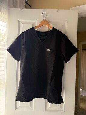 Figs Men’s Black V-Neck Scrub Top with Chest Pocket